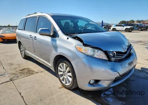 2013 Toyota Sienna Xle z USA, uszkodzony, nr VIN 5TDDK3DC4DS057421